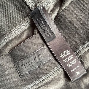 I am selling a pair of SKIMS VELOUR LEGGINGS size xl brand new WITHOUT tags